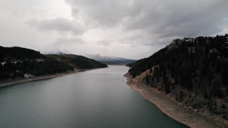 Bewölkte,-Stimmungsvolle-Drohne-Luftaufnahme-Des-Schlangenflussarms-In-Der-Nähe-Von-Waldhügeln-Im-Sapphire-Point-Dillon-Reservoir,-Colorado