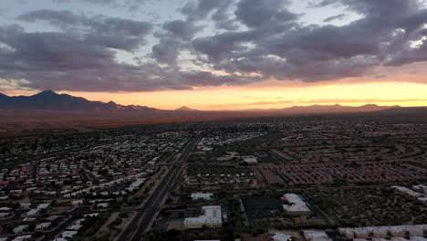 Dramatische-Wolken-Bei-Sonnenaufgang-über-Green-Valley,-Einer-Pensionsgemeinschaft-Im-Südlichen-Arizona