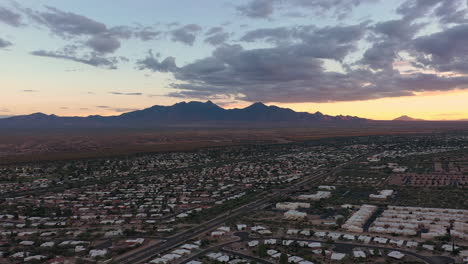 Vista-De-Pájaro-Del-Valle-Verde-De-Arizona-Durante-El-Amanecer-Con-Vista-A-La-Montaña,-Antena