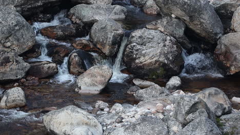 El-Agua-Fluye-Por-Un-Arroyo-De-Montaña-Rocosa-Entre-Rocas-Y-Rocas