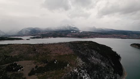 Cloudy-Moody-Drone-Aerial-View-Flying-Back-From-Lakeside-Hill-Near-Sapphire-Point-Dillon-Reservoir,-Colorado-On-Cloudy-Day