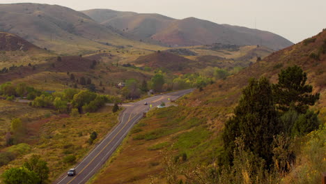 Coches-Circulando-Por-Una-Carretera-Fuera-De-Rocas-Rojas-En-Colorado