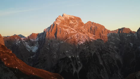 Filmación-Cinematográfica-Reveladora-De-Drones-De-La-Montaña-Mangart-En-Eslovenia,-Con-Picos-Nevados