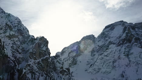 Hostile-mountain-peaks-in-snow-and-sunlit-clouds,-Braies-Dolomites