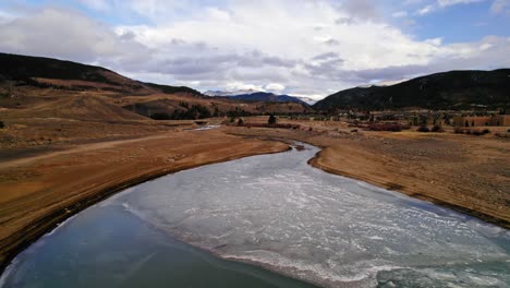 Drohnen-Luftaufnahme,-Die-über-Den-Fluss-Mit-Trockenen-Gelben-Flussufern-In-Der-Landschaft-Von-Colorado-In-Der-Nähe-Des-Saphirpunkt-Dillon-Reservoirs-Fliegt