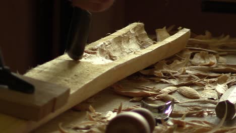 Holzschnitzerei-In-Der-Werkstatt