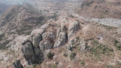 Luftaufnahme-Eines-Großen-Felsens-In-Salamanca-Guanajuato