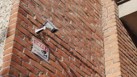 CCTV-Kamera-An-Der-Backsteinmauer-Vor-Dem-Toreingang-Zum-Wohngebiet