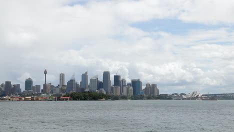 Sydney-Opera-House-and-city-skyline-bridge,-wide-shot