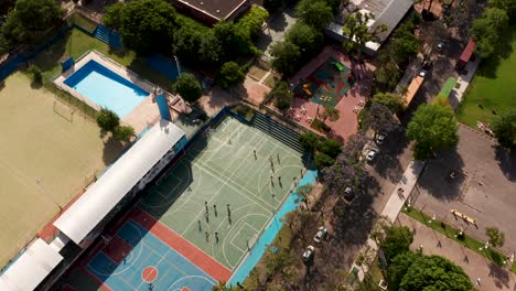 Athletische-Leute,-Die-Basketball-Und-Fußball-Im-Erholungsgebiet-Unter-Dem-Sonnenlicht-Spielen