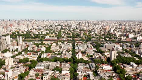 Un-Vuelo-Lento-Sobre-Una-Ciudad-Muy-Poblada---Buenos-Aires