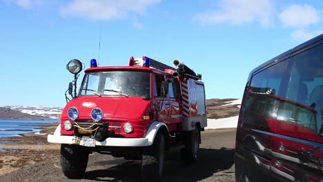 Un-Viejo-Camión-De-Bomberos-En-Buen-Estado-Y-Todavía-En-Uso-Por-Un-Pequeño-Grupo-De-Bomberos-Voluntarios-En-Un-Pequeño-Pueblo-De-Islandia