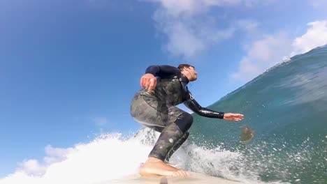 Surfer-Springt-Beim-Surfen-über-Die-Welle