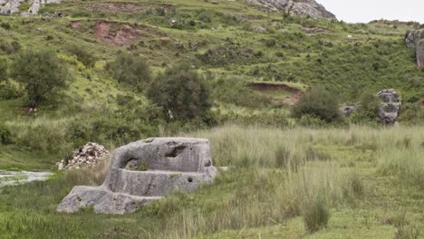 Geschnitzter-Felsen-Neben-Einem-Bach-In-Cusco,-Peru-4k-50fps