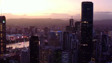 Stadt-Brisbane-Während-Eines-Wunderschönen-Sonnenuntergangs-In-Queensland,-Australien