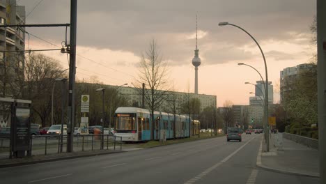Dämmerungslandschaft-Im-Stadtzentrum-Von-Berlin-Mit-Moderner-Straßenbahn-Und-Fernsehturm