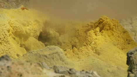Yellow-sulfur-fumarole-vent-emiting-hot-steam,-Whakaari-White-island