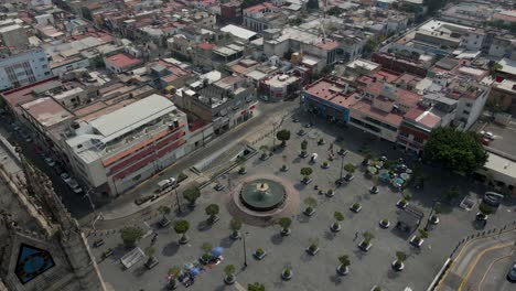 Antenne-Vorwärts-über-Dem-Rathaus-In-Der-Nähe-Des-Berühmten-Kreisverkehrs-Von-Jaliscienses,-Der-Kathedrale-Von-Guadalajara-Und-Dem-Hauptplatz-In-Guadalajara,-Jalisco,-Mexiko