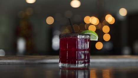 Feierlicher-Cocktail-Mit-Gesalzenem-Rand-Und-Limette-In-Einer-Bar