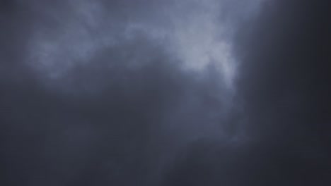 Dunkle-Wolken-Von-Einem-Sturm-Bewegen-Sich-Tagsüber-Schnell-Am-Himmel