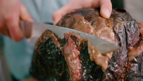 Koch-Schneidet-Das-Steak-Mit-Stahlmesser