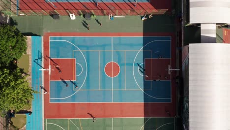 Luftaufnahme-Von-Jungen-Athleten,-Die-Auf-Einem-Offenen-Sommerspielplatz-Basketball-Spielen