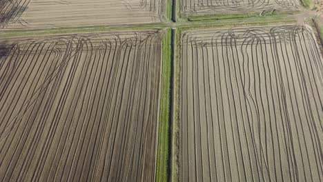 Luftaufnahme-Von-Landwirtschaftlichen-Feldern-Im-Winter-Nicht-Kultiviert,-Mailand,-Lombardei,-Italien
