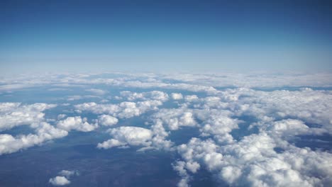 Sich-Bewegende-Weitwinkelaufnahme-Von-Wolken-Bei-Tageslicht