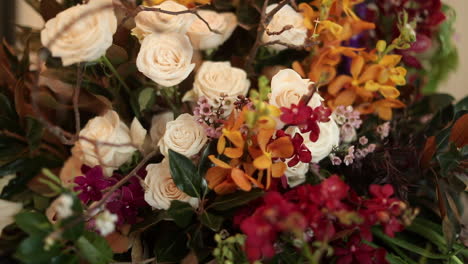 Schöner-Weißer-Rosenstrauß-Mit-Bunten-Blumen