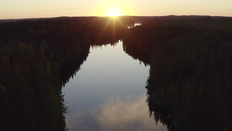 Drohnenvideo-Eines-Schmalen-Flusses-Bei-Sonnenuntergang-In-Der-Borealen-Wildnis