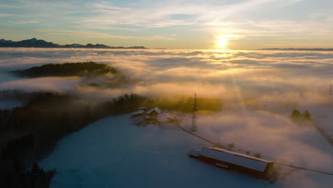 Hermosa-Puesta-De-Sol-Sobre-La-Niebla-Invernal-Cerca-Del-Pueblo-De-Savigny-En-Vaud,-Suiza