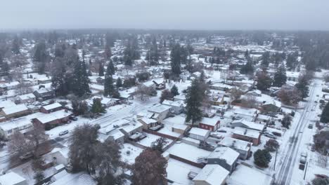 Erstellen-Einer-Luftaufnahme-Des-Schnees,-Der-Einen-Weiten-Streifen-Von-Häusern-Bedeckt