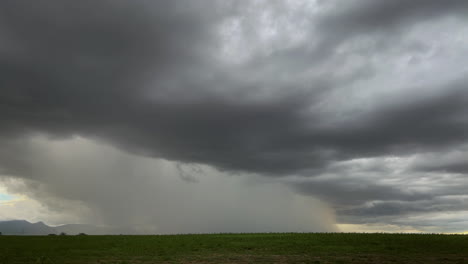 Blitzschläge-Aus-Einer-Dunklen-Wolke-In-Ein-Feld-Während-Des-Monsunsturms
