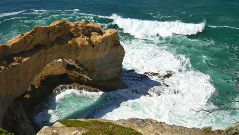 Waves-around-The-Arch,-a-limestone-rock-formation-along-the-Great-Ocean-Road,-near-Port-Campbell