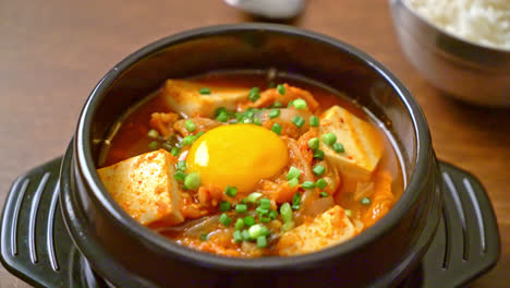 &#39;Kimchi-Jjigae&#39;-Oder-Kimchi-Suppe-Mit-Weichem-Tofu-Oder-Koreanischer-Kimchi-Eintopf---Traditionelles-Koreanisches-Essen
