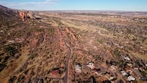 Luftaufnahme-Der-Wüstenstraße-Auf-Dem-Land-In-Der-Nähe-Des-Ländlichen-Gartens-Der-Götter-In-Manitous-Springs,-Colorado
