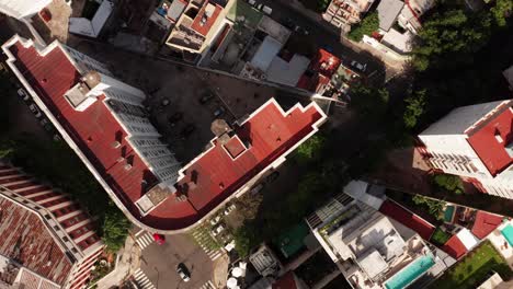 Die-Kamera-Senkt-Sich-Langsam-Auf-Das-Dach-In-Buenos-Aires