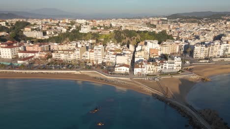 Video-Aereo-De-Blanes-Girona-Drone,-Playa-Mediterranea-Sin-Gente-Agua-Cristalina-Turquesa-Ciudad-De-Costa-Brava-Turismo-Europeo