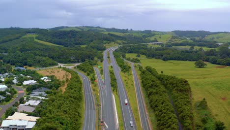Carriageway-Along-The-Lush-Green-Fields-And-Hills-Connecting-Byron-Bay-And-Brisbane-In-Queensland,-Australia