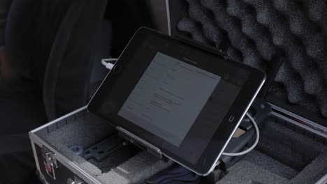 Una-Tableta-Android-Conectada-A-Un-Mando-A-Distancia-Con-Conector-De-Cable-Usb---Toma-De-Primer-Plano