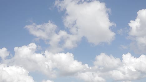 Weicher-Blauer-Himmel-Weiß-Sehr-Schöne-Wolken-Im-Sommer-Sonniger-Tag-Horizont-Blick,-Panoramisch