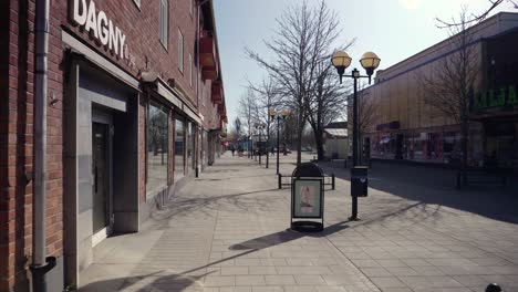 Eine-Leere-Einkaufsstraße,-Aufgrund-Sozialer-Distanzierung,-In-Einer-Kleinen-Stadt-In-Schweden