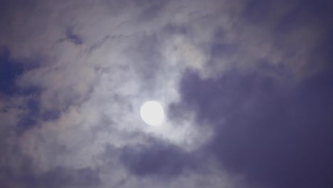 Einige-Wolken-Bewegen-Sich-Vor-Dem-Mond