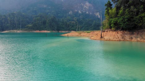 Hermoso-Paisaje-De-Agua-Verde-Esmeralda-En-El-Lago-Sereno-Y-Bosque-Verde-En-El-Parque-Nacional-Khao-Sok,-Tailandia