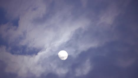 Mond-Scheint-Mit-Wolken-Voraus