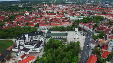 Aerial-View-Of-The-Cathedral-Square,-Main-Square-Of-The-Vilnius-Old-Town-In-Lithuania---drone-shot