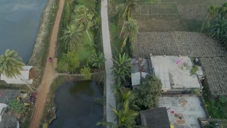 Eine-Schmale-Betonstraße,-Die-Ein-Dorf-Mit-Einem-Krankenhaus-In-Den-Abgelegenen-Dörfern-Von-Westbengalen-In-Indien-Verbindet