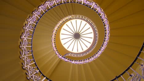 Diseñada-Por-El-Arquitecto-Inigo-Jones,-La-Escalera-De-Tulipanes-Se-Encuentra-En-Greenwich-En-La-Famosa-Casa-De-Las-Reinas