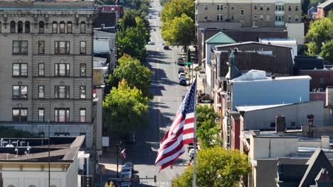 Amerikanische-Flagge-In-Der-Innenstadt-Der-Amerikanischen-Stadt