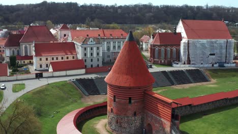 Castillo-Y-Anfiteatro-De-Kaunas-Durante-El-Día-En-Lituania